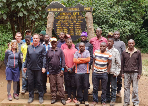 Gruppenbild vor dem Lemosho Gate, dem Beginn der Lemosho-Route - mama artemisia Bergtrekking Vorschlag zur Besteigung des Kilimanjaro auf der Lemosho-Route, KILIMANJARO, TANSANIA