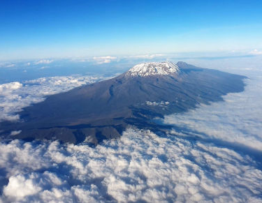Der Kilimanjaro im Überflug in einem Wolkenmeer - mama artemisia Bergtrekking Vorschlag zur Besteigung des Kilimanjaro auf der Umbwe-Route, KILIMANJARO, TANSANIA