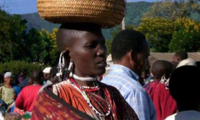 Massai-Frau trägt Korb am Kopf, mama artemisia - KULTUR SAFARI-Vorschlag, Massai, TANSANIA